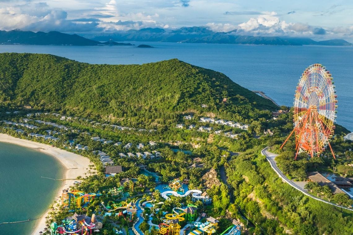 The King’s Garden at VinWonders Nha Trang is home to rare species like white Bengal tigers, African antelopes, and South American parrots